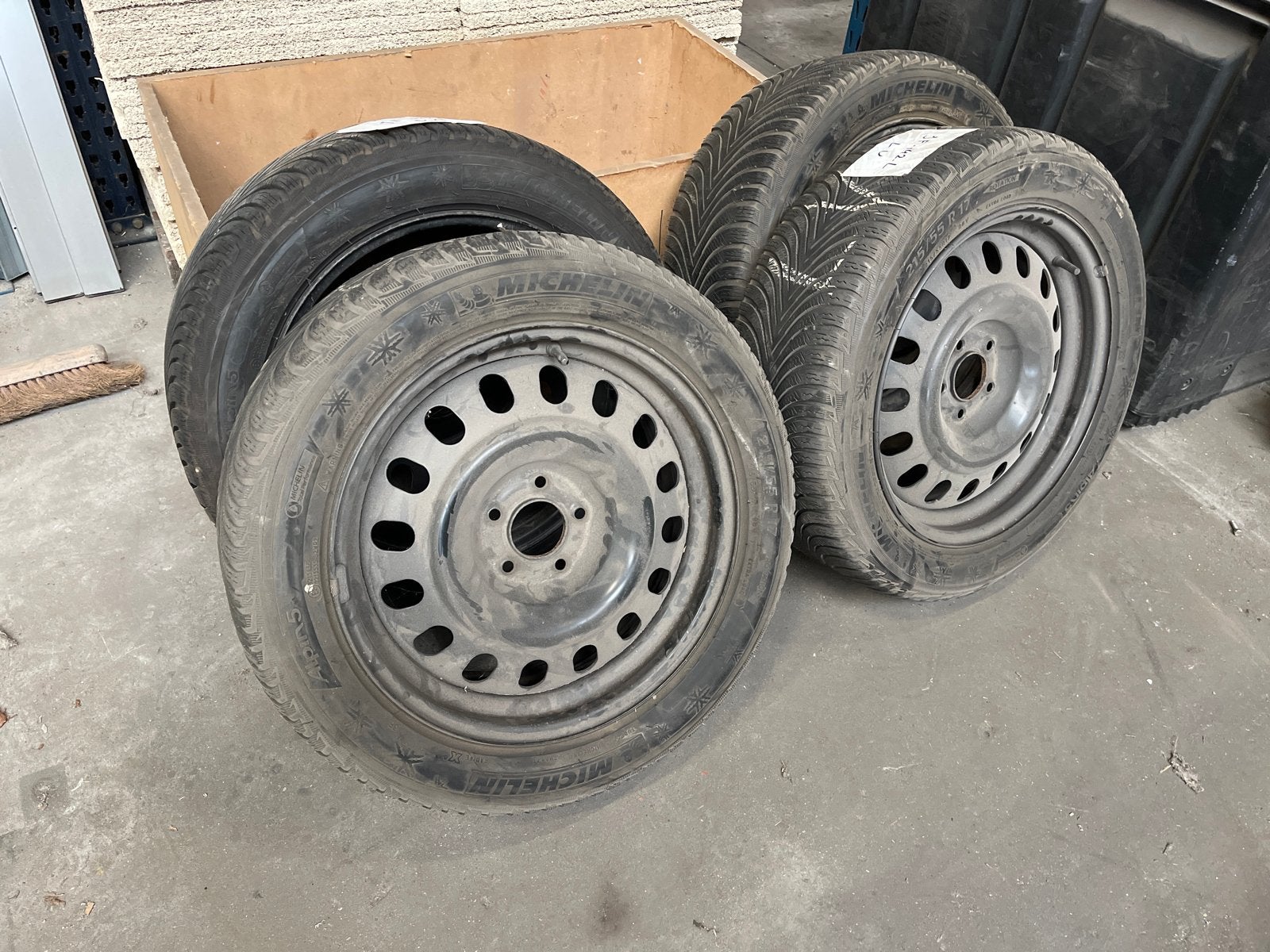 Winterbanden met stalen velgen - 215/55 R17 Michelin Alpin 5, Auto-onderdelen, Banden en Velgen, Ophalen, Banden en Velgen, 17 inch