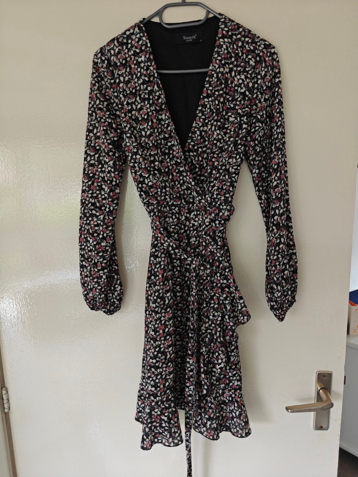 Zwarte overslagjurk met bloemenprint en ceintuur, Kleding | Dames, SistersPoint, Zwart, Ophalen of Verzenden, Zo goed als nieuw