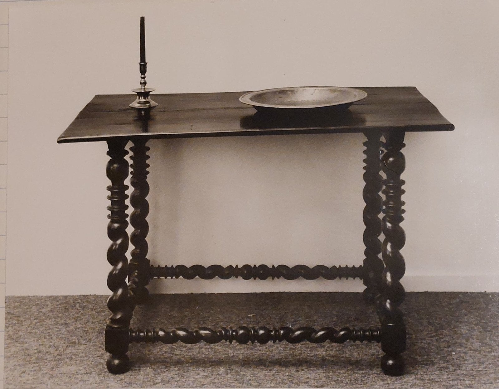 Notenhouten tafel, Ophalen