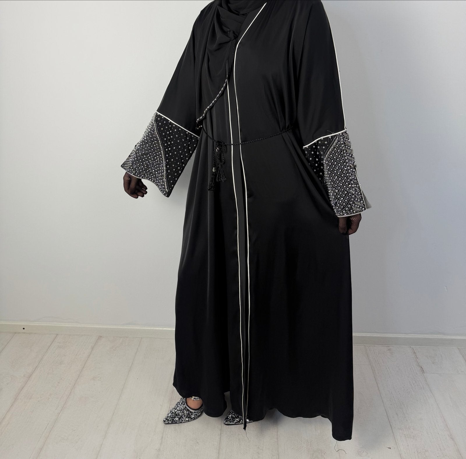 Zwarte Abaya met Witte Details en Kralen op Mouwen, Kleding | Dames, Jurken, Zwart, Zo goed als nieuw, Onder de knie, Ophalen