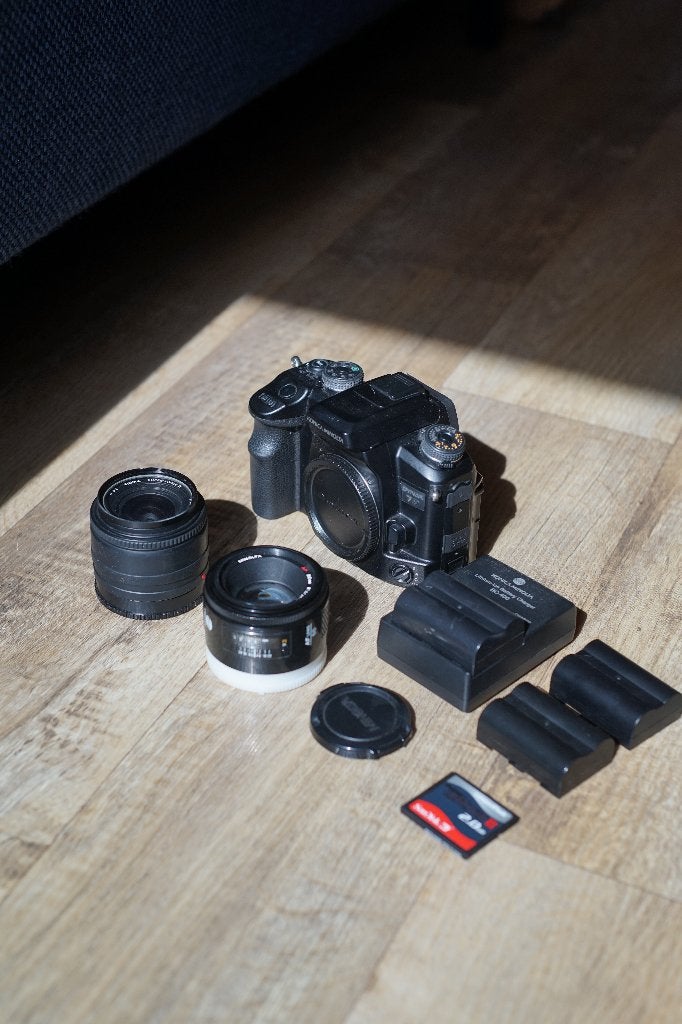 Minolta (alpha) 7d | 2 lenzen, Minolta, Spiegelreflex, Ophalen of Verzenden, Niet werkend