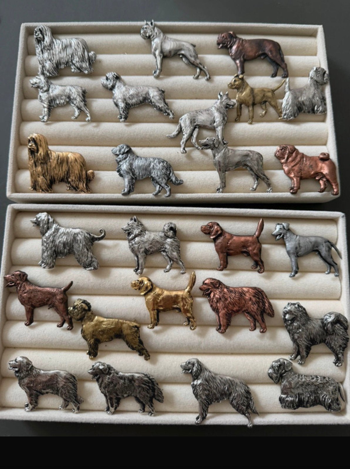 25 honden speldjes, Ophalen of Verzenden, Zo goed als nieuw, Dier of Natuur, Speldje of Pin