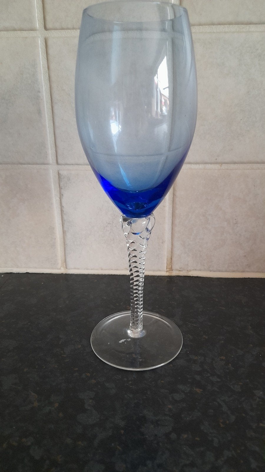 Blauw wijnglas met gedraaide steel, Ophalen of Verzenden
