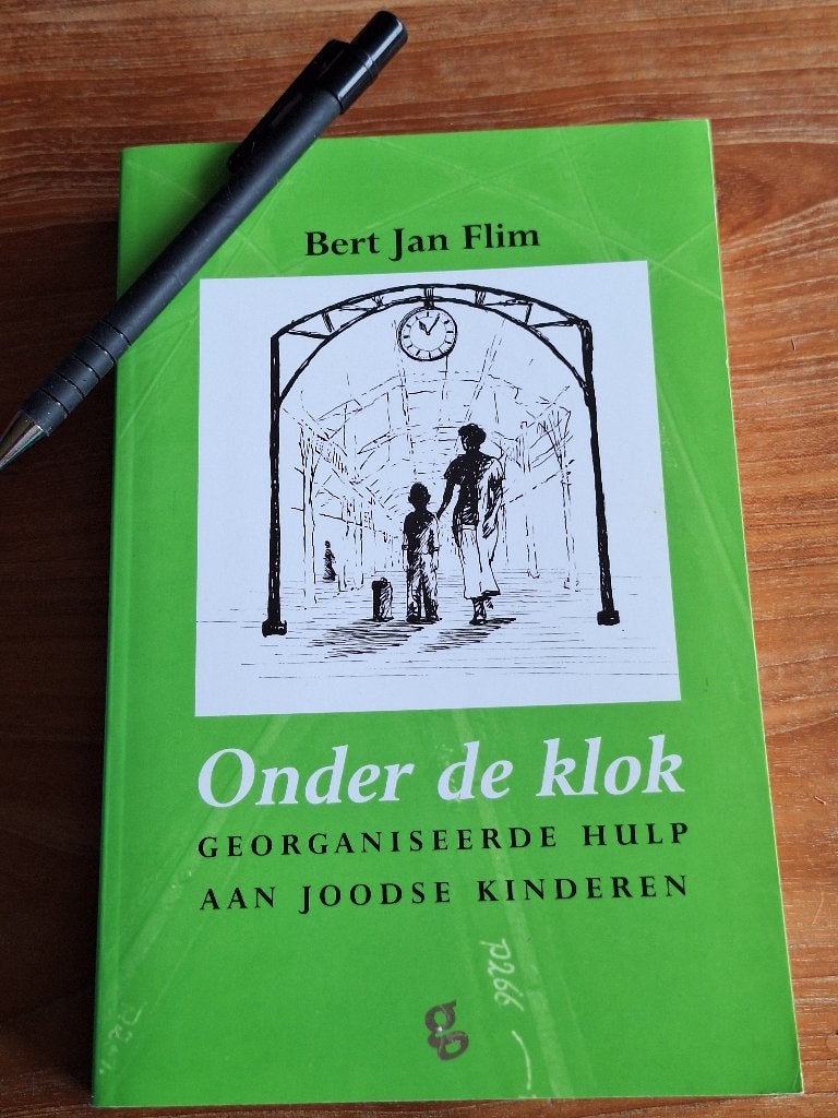 Onder de klok  Georganiseerde hulp aan joodse kinderen, Ophalen of Verzenden, Tweede Wereldoorlog, Zo goed als nieuw, Overige onderwerpen