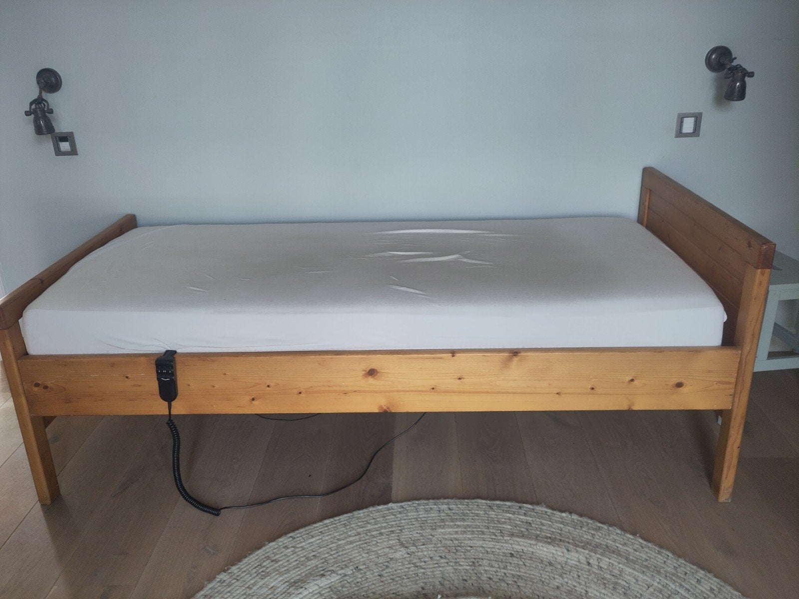 GRATIS: Bed & electrische lattenbodem (geen matras) Hilversu, Huis en Inrichting, Slaapkamer | Bedden, Ophalen, Eenpersoons, Bruin