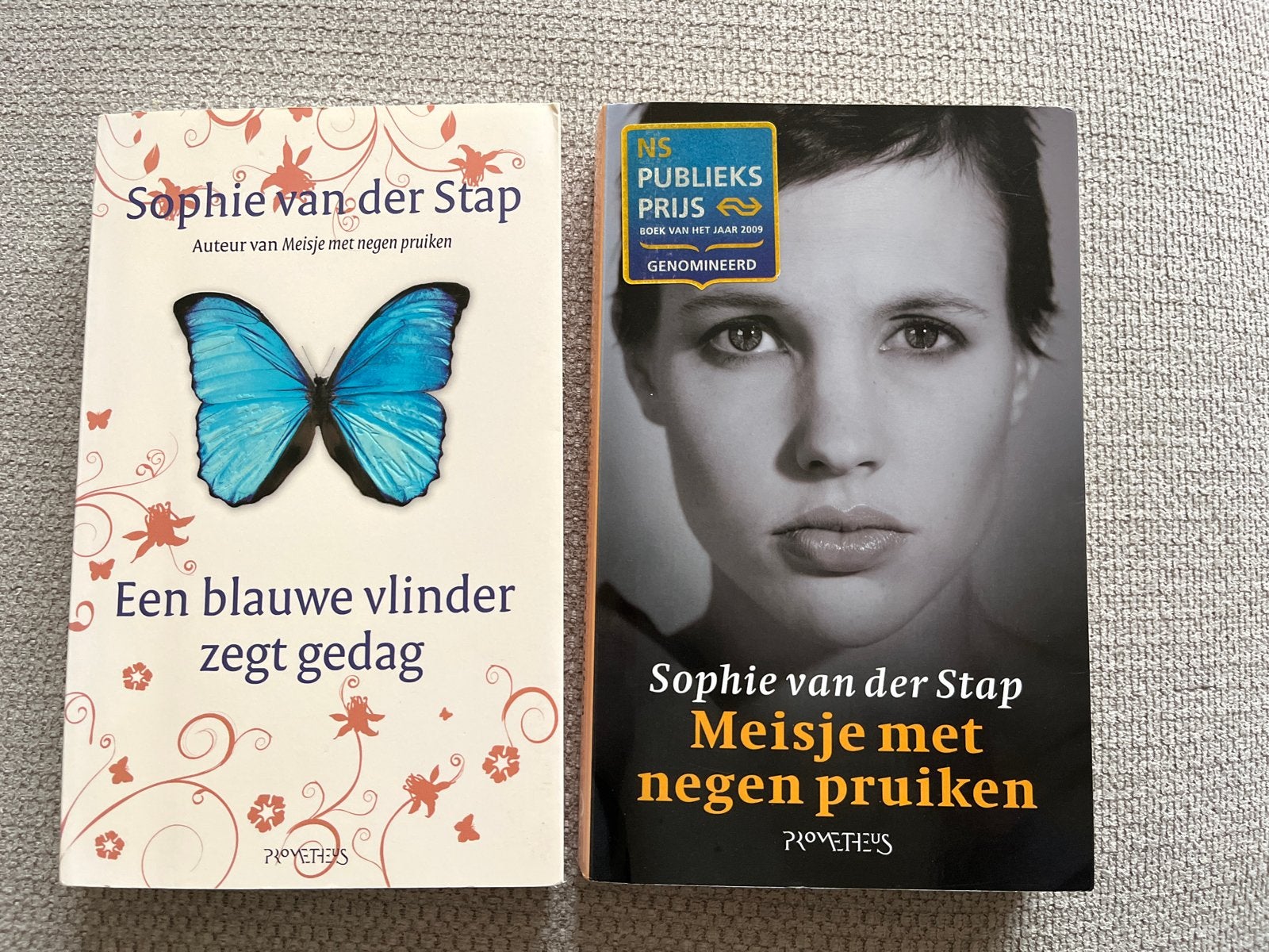 Sophie van der Stap - Meisje met negen pruiken & Een blauwe, Ophalen of Verzenden, Zo goed als nieuw, Nederland