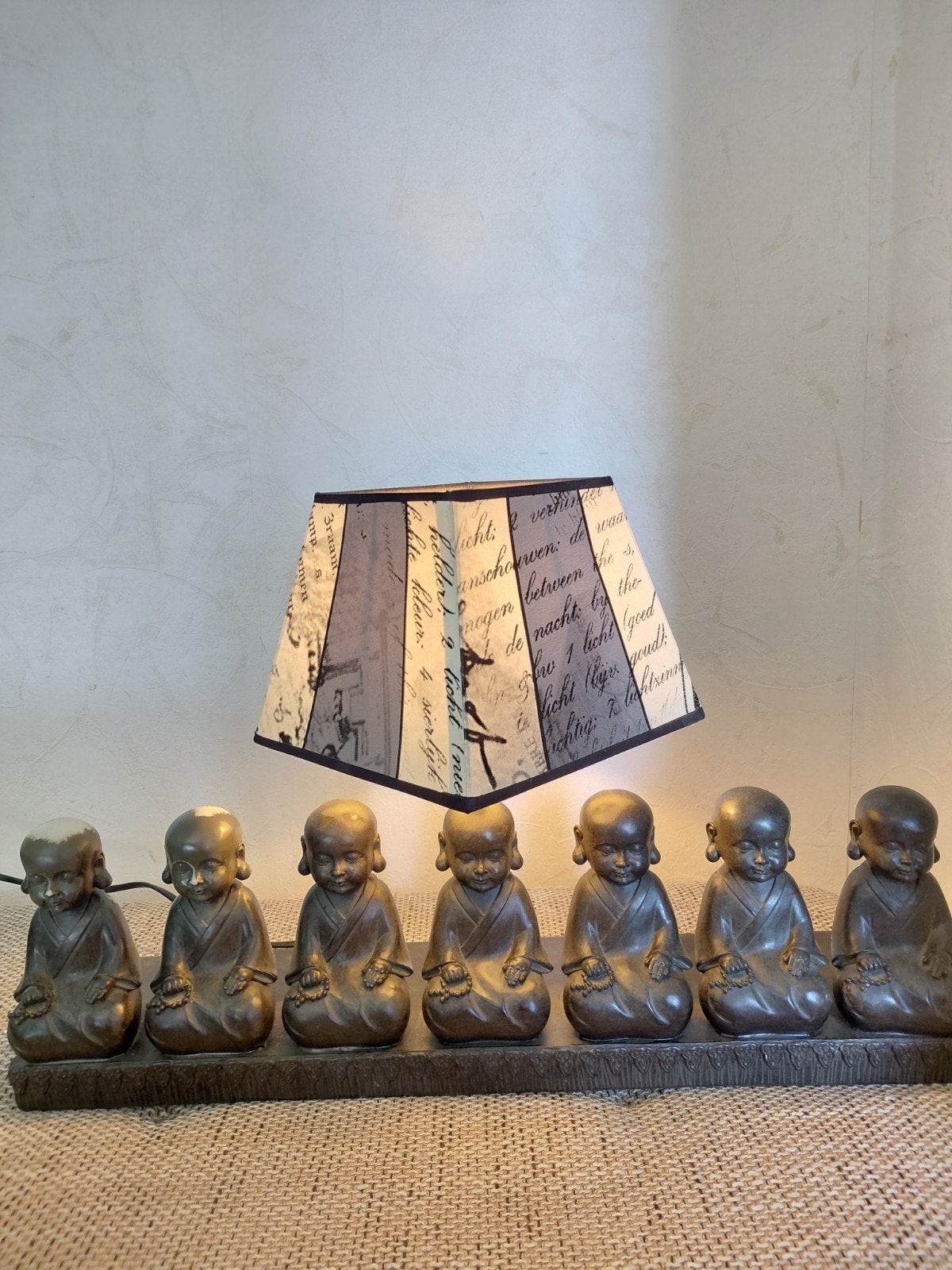 Keramieken Boeddha Beeldjes op Houten Plank met Lamp, Gebruikt, Overige fittingen, Hout, Bruin