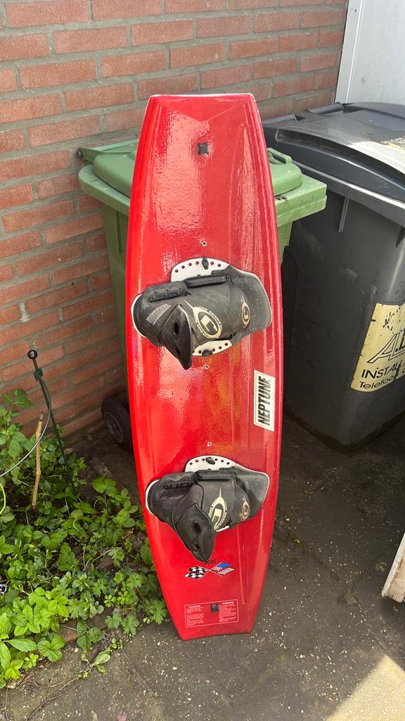 Wakeboard neptune incl bindingen 132cm, Ophalen, Gebruikt, Board