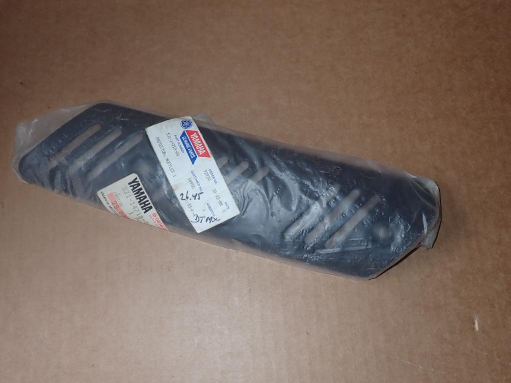 Yamaha DT50MX Uitlaat Schild NOS 5J1-14718-00, Verzenden