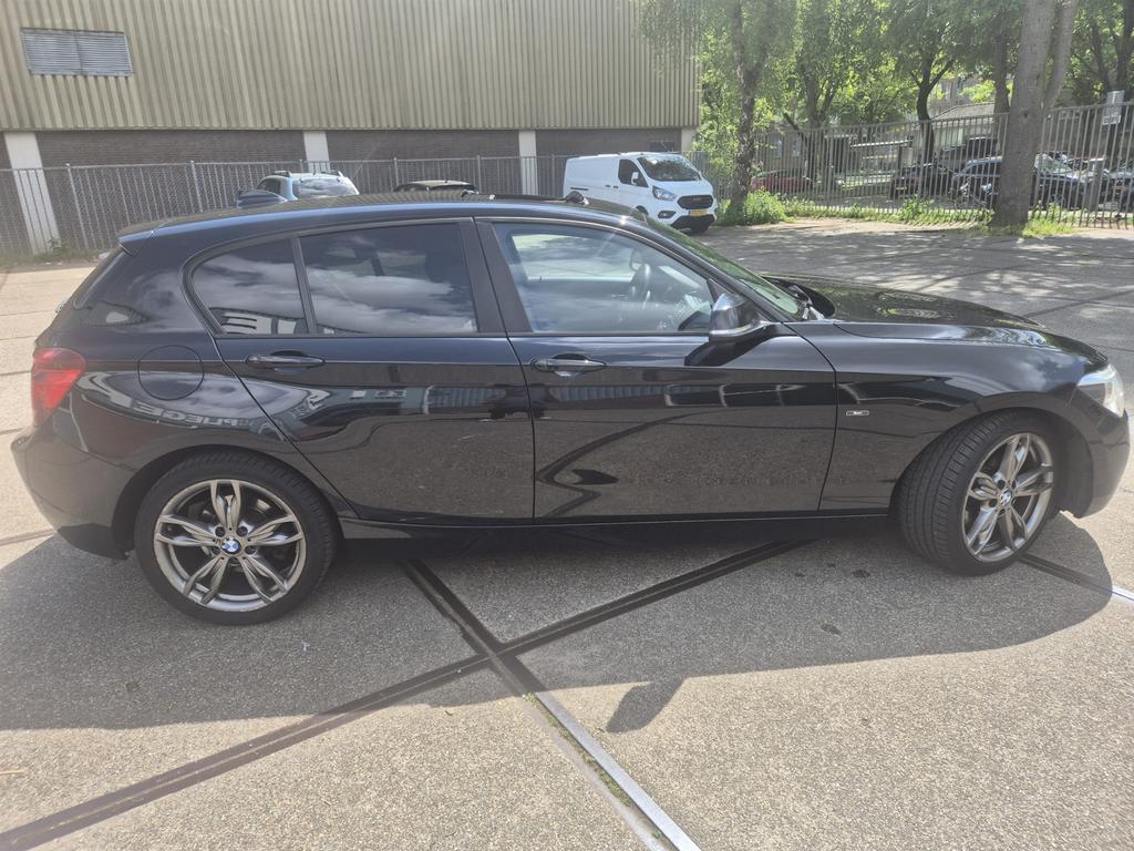 BMW 1-Serie 2.0 120D 5DR AUT 2014 Zwart, Auto's, Achterwielaandrijving, 1995 cc, Zwart, Diesel