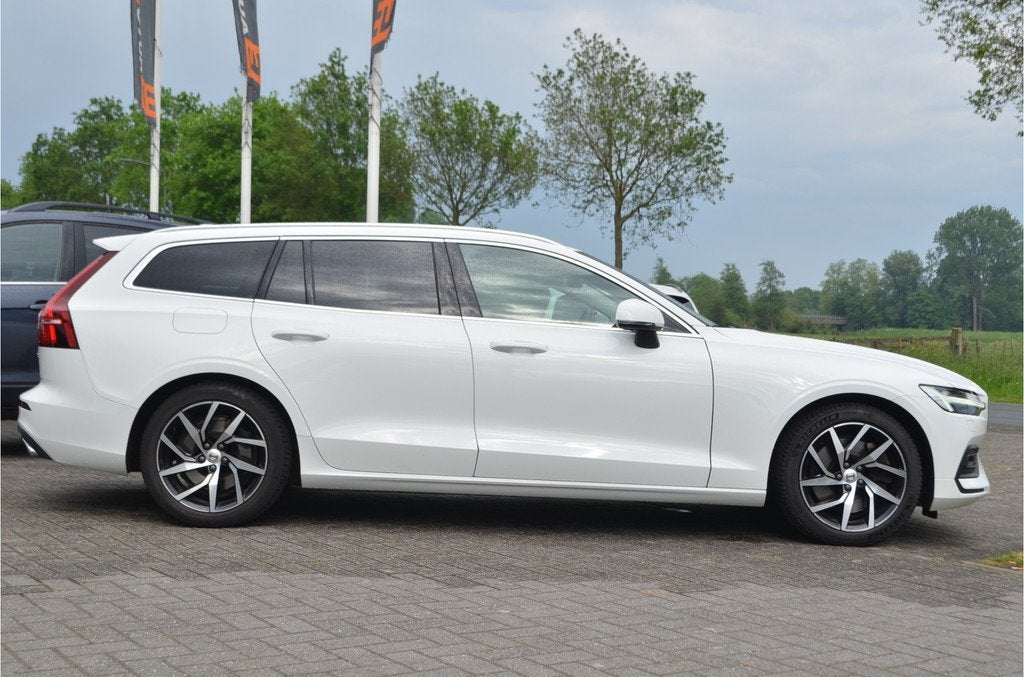 Volvo V60 2.0 T5 250pk Momentum Trekhaak 1800kg wegklapb | D, Auto's, Euro 6, 4 cilinders, Wit, Origineel Nederlands