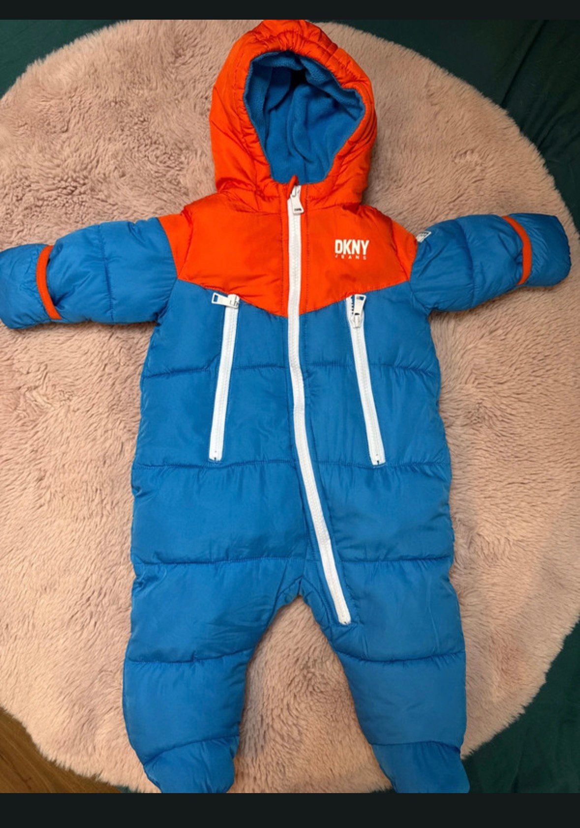 DKNY Jeans baby skipak / winterpakje – maat 6-9 maanden, Kinderen en Baby's, Babykleding | Maat 68, Ophalen of Verzenden, Zo goed als nieuw