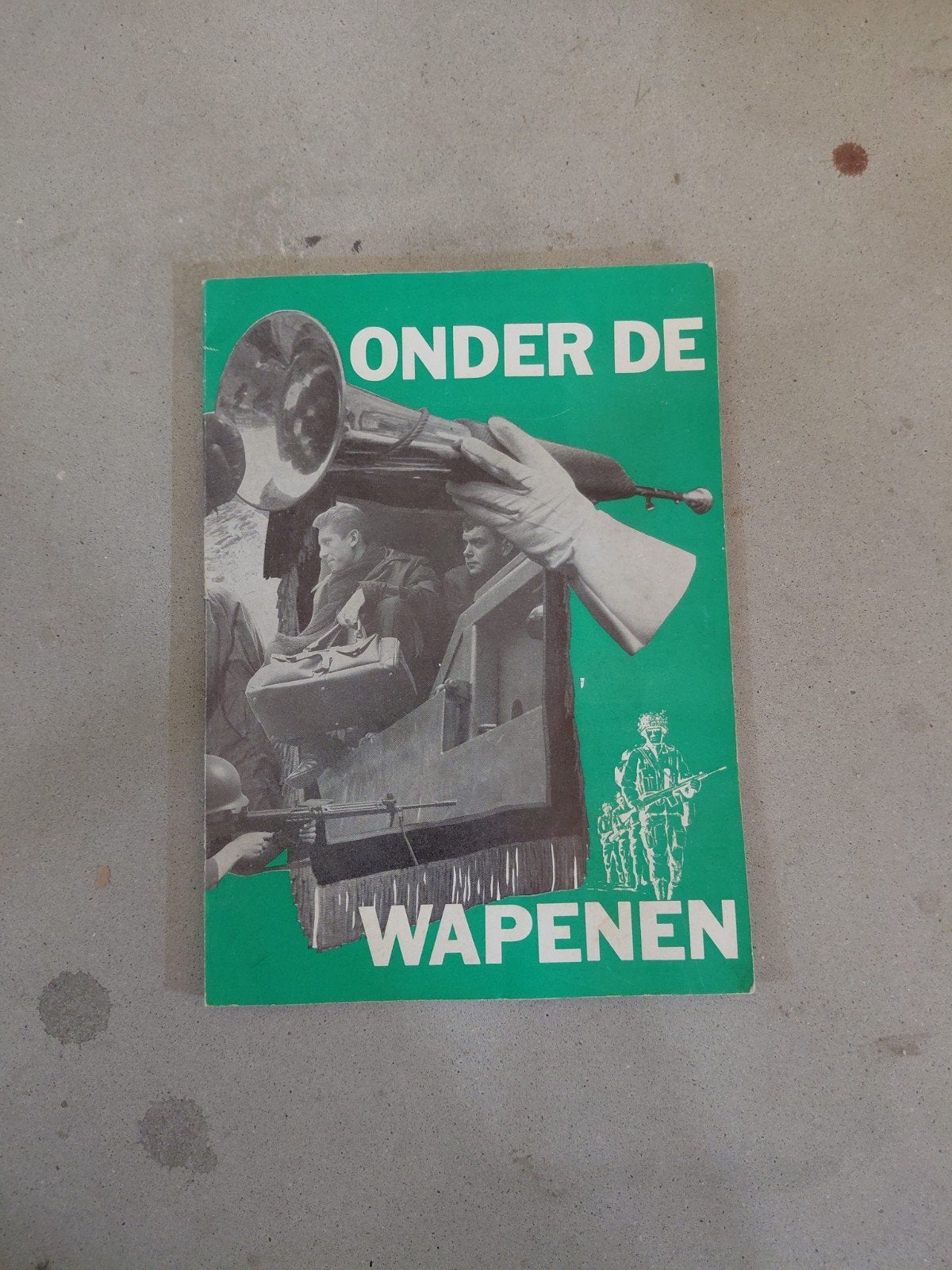 Militair geschiedenisboek- onder de wapenen, Ophalen of Verzenden, 1945 tot heden, Zo goed als nieuw, Algemeen