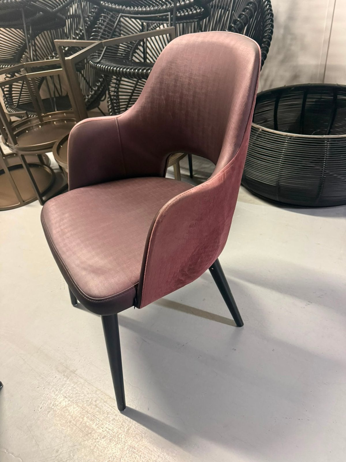 84 horeca stoelen bordeaux/aubergine, Huis en Inrichting, Stoelen, Ophalen, Overige materialen, Gebruikt, Hotelchique