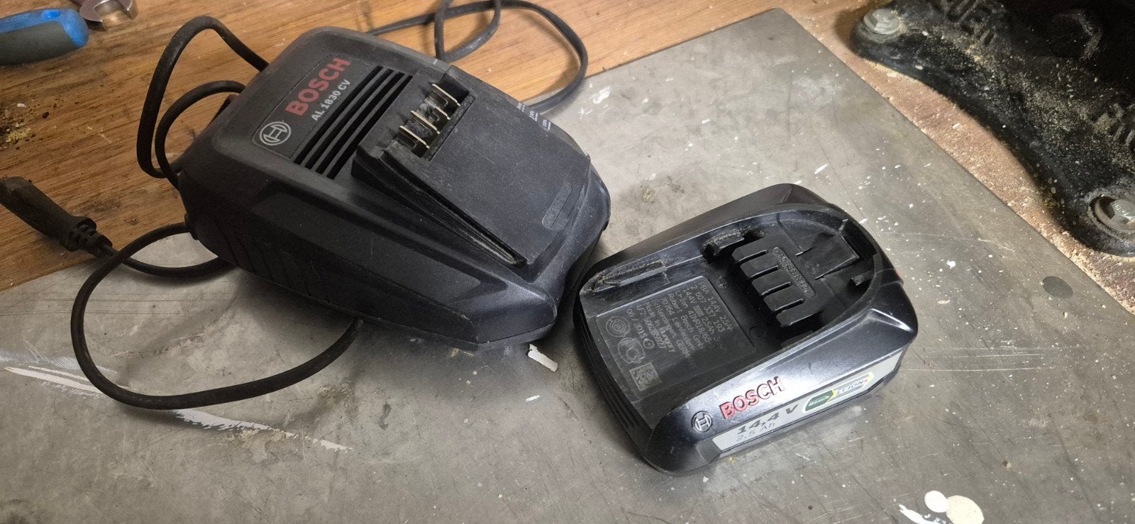 Bosch Acculader AL 1830 CV met  2 stuks 14.4V Accu, Ophalen of Verzenden, Gebruikt, Minder dan 400 watt, Boor- en Schroefmachine