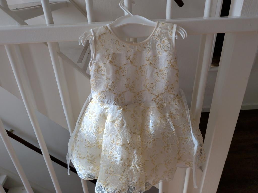 Elegant wit kinderjurkje met gouden details, Ophalen, Zo goed als nieuw, Onbekend, Meisje