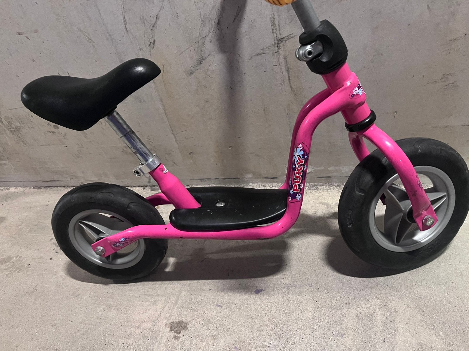Pucky roze loopfiets, Kinderen en Baby's, Speelgoed | Buiten | Voertuigen en Loopfietsen, Ophalen, Zo goed als nieuw, Loopfiets