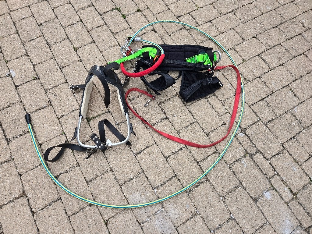 Boomklimset met gordel en boomklimspikes, Ophalen