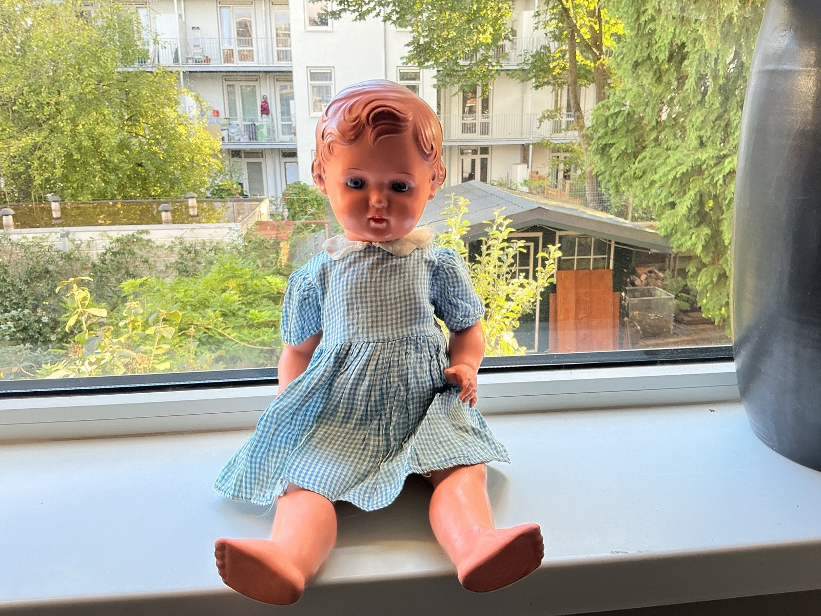 Vintage Babypop met blauw geruit jurkje - Jaren '50/'60, Ophalen of Verzenden, Gebruikt, Babypop