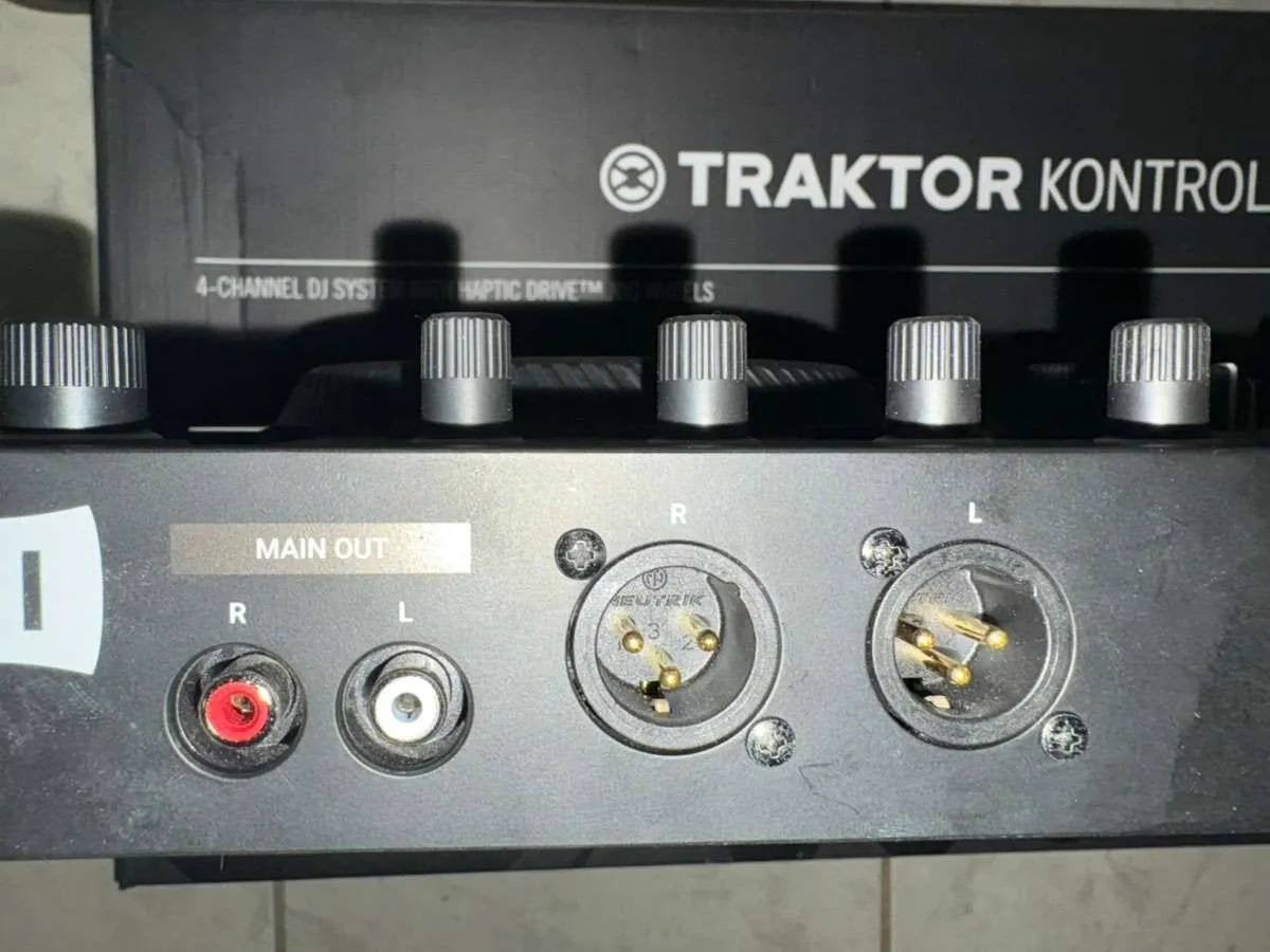 Foto 6 van Traktor Kontrol S4 MK3