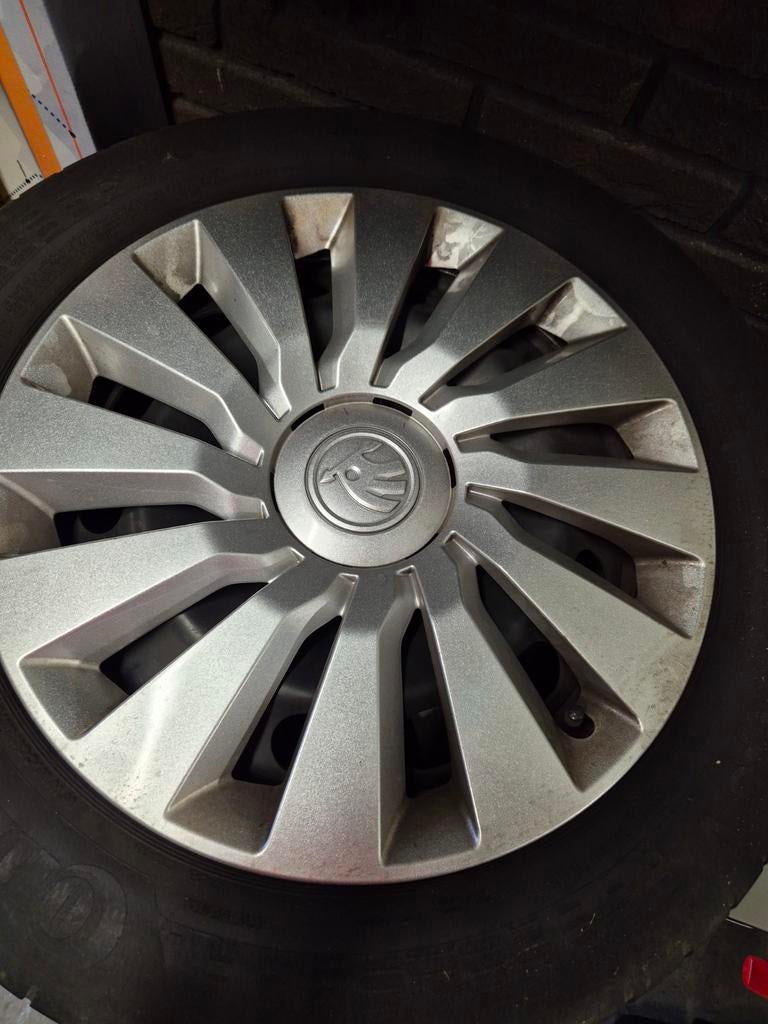 Skoda Octavia zomerbanden 205/55/r16 met wieldoppen!, Auto-onderdelen, Banden en Velgen, Ophalen, Gebruikt, 16 inch, 205 mm