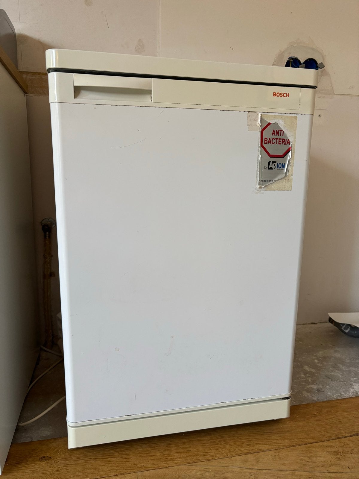 Bosch Tafelmodel Koelkast, Ophalen, Minder dan 85 cm, 100 tot 150 liter, 45 tot 60 cm