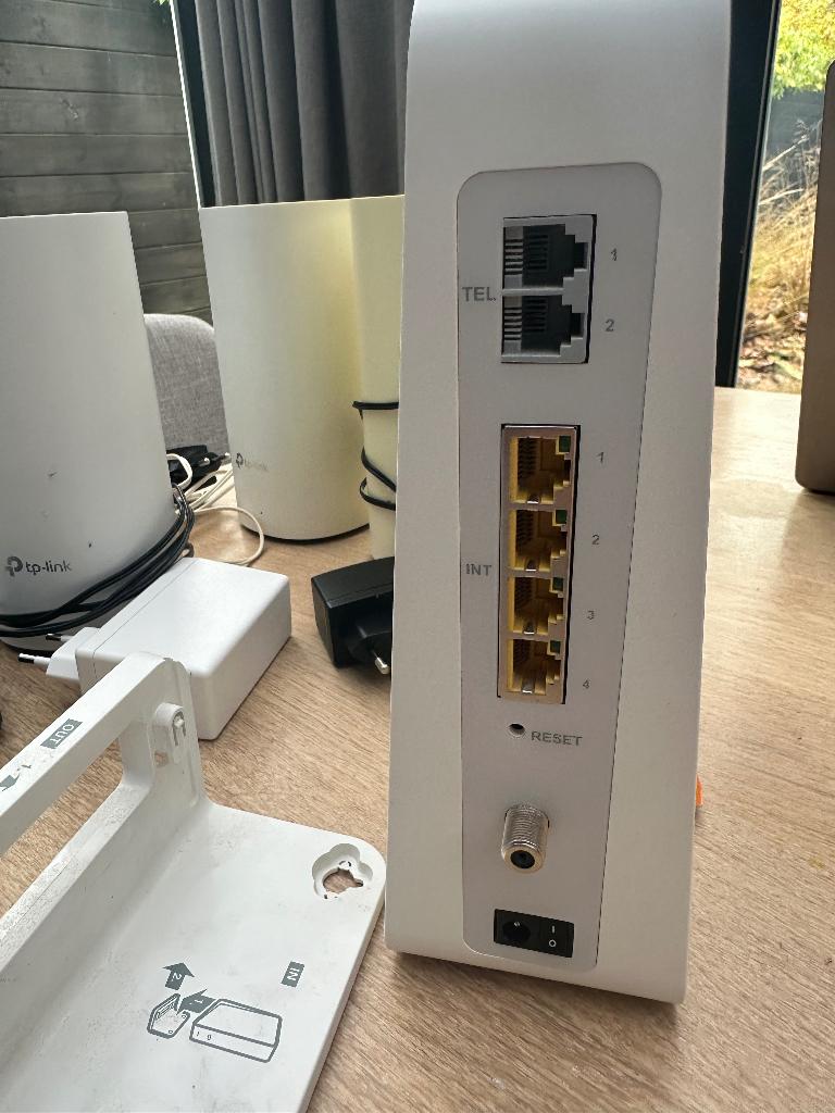 Zggo modem TG2492LG-ZG, Ophalen of Verzenden, Gebruikt, Router met modem, Ziggo