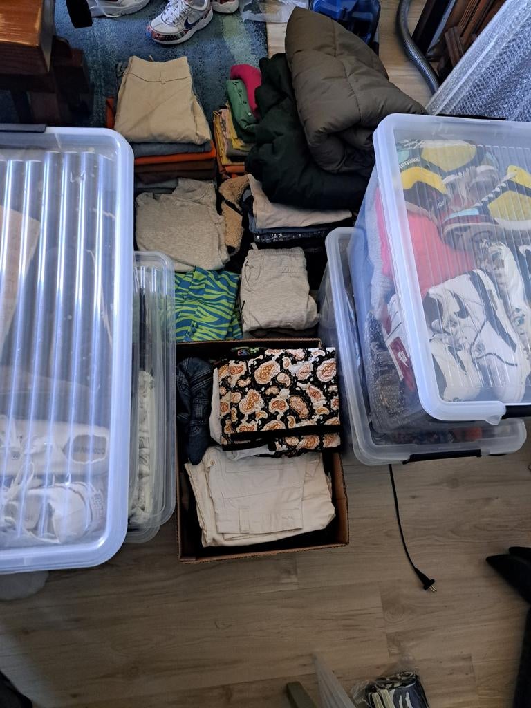 6 dozen dames merkkleding & schoenen (Dr. Martens, Nike), Kleding | Dames, Schoenen, Ophalen, Zo goed als nieuw, Zwart, Sneakers of Gympen