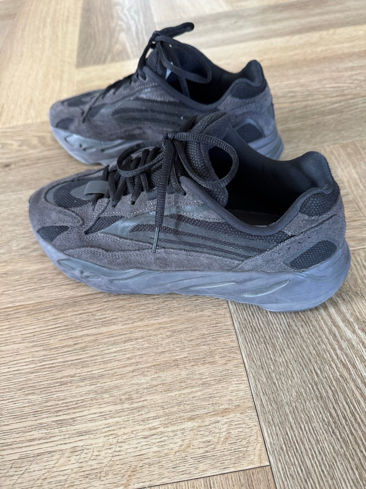 Adidas Yeezy Boost 700 V2 Vanta - Maat 41 1/3, Ophalen of Verzenden, Zo goed als nieuw, Zwart, Sneakers of Gympen