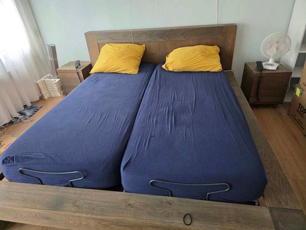 Elektrisch verstelbaar bed (evt incl matras + nachtkastjes), Ophalen, Bruin, Tweepersoons, 200 cm