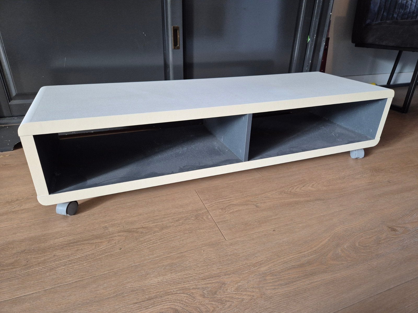 TV-meubel op wieltjes - Grijs/Wit, Huis en Inrichting, Ophalen, Overige materialen, Gebruikt, 100 tot 150 cm
