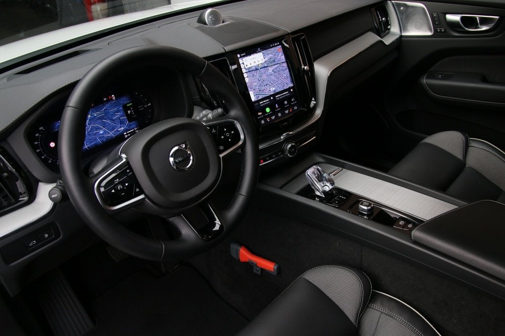 Volvo XC60 2.0 T6 AWD U. Dark (bj 2023, automaat), Auto's, Gebruikt, 4 cilinders, 138 €/maand, Leder en Stof