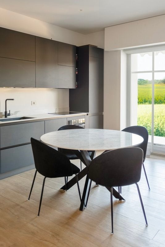Ronde eettafel met marmeren blad en zwart onderstel, Huis en Inrichting, Modern, Scandinavisch, Rond, Ophalen of Verzenden, Zo goed als nieuw