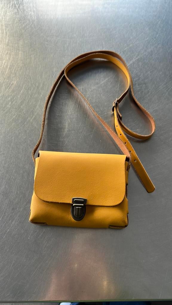 Elvy Geel Leren Schoudertasje - Zo goed als nieuw, Sieraden, Tassen en Uiterlijk, Tassen | Damestassen, Ophalen of Verzenden, Zo goed als nieuw