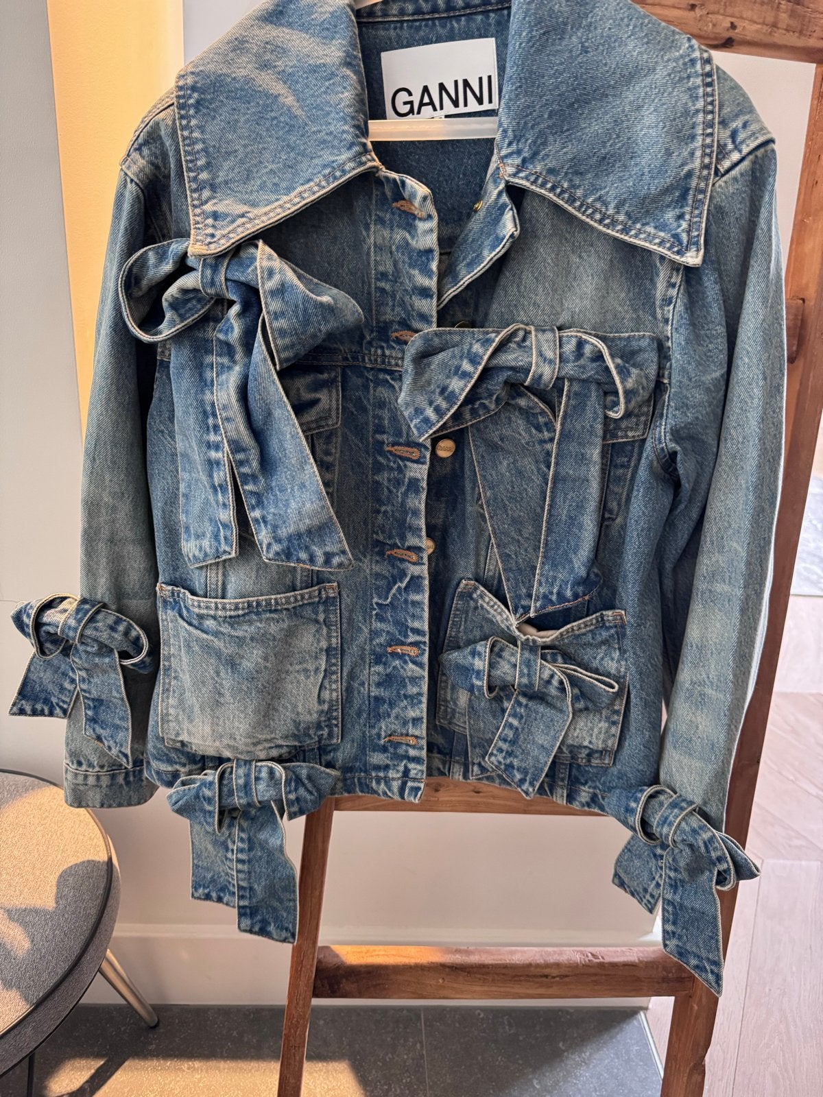 Ganni spijkerjasje met strikdetails - Maat 40 (M), Verzenden, Nieuw, Maat 38/40 (M), Blauw