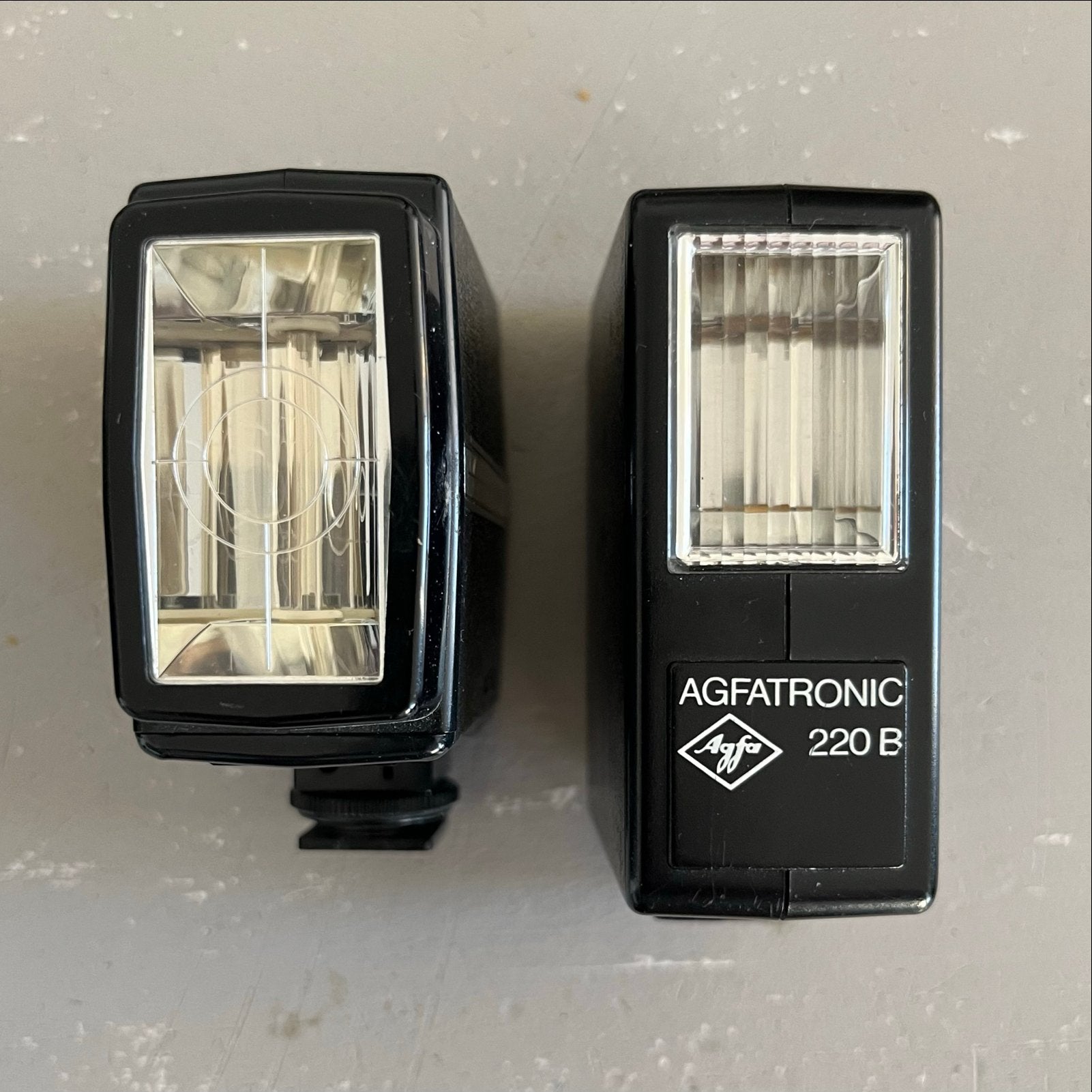 Vintage camera flitsers: Philips 518B & Agfatronic 220B, Audio, Tv en Foto, Fotografie | Flitsers, Overige merken, Gebruikt, Voor analoge fotografie
