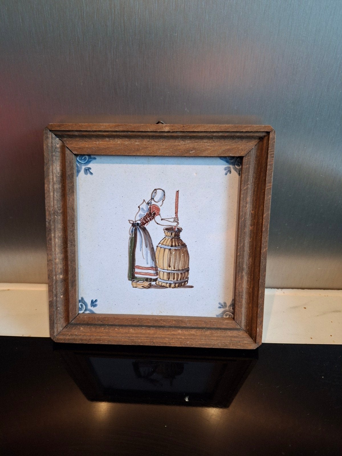 Ingelijste Makkum tegel met traditionele afbeelding, Antiek en Kunst, Ophalen of Verzenden