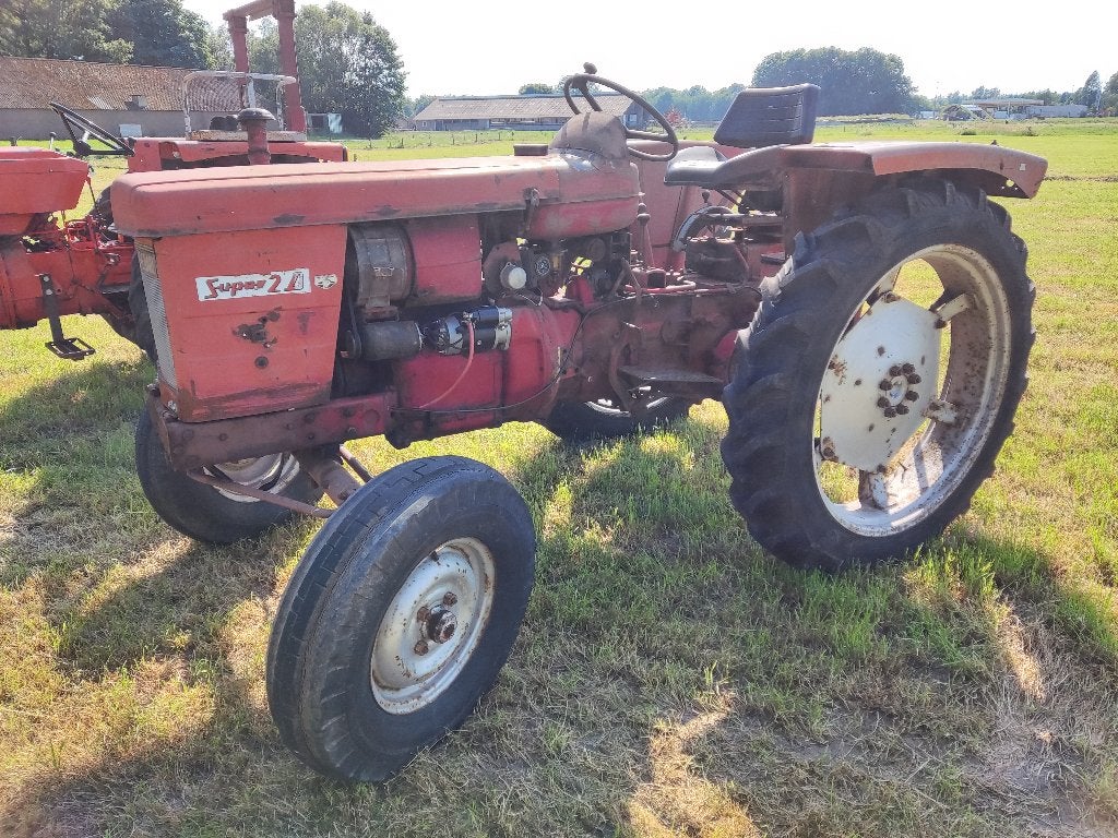 2 Renault tractoren (1 x type Super 2D, 1 x type 421 (MWM)), Gebruikt, Renault, Ophalen of Verzenden, RENAULT