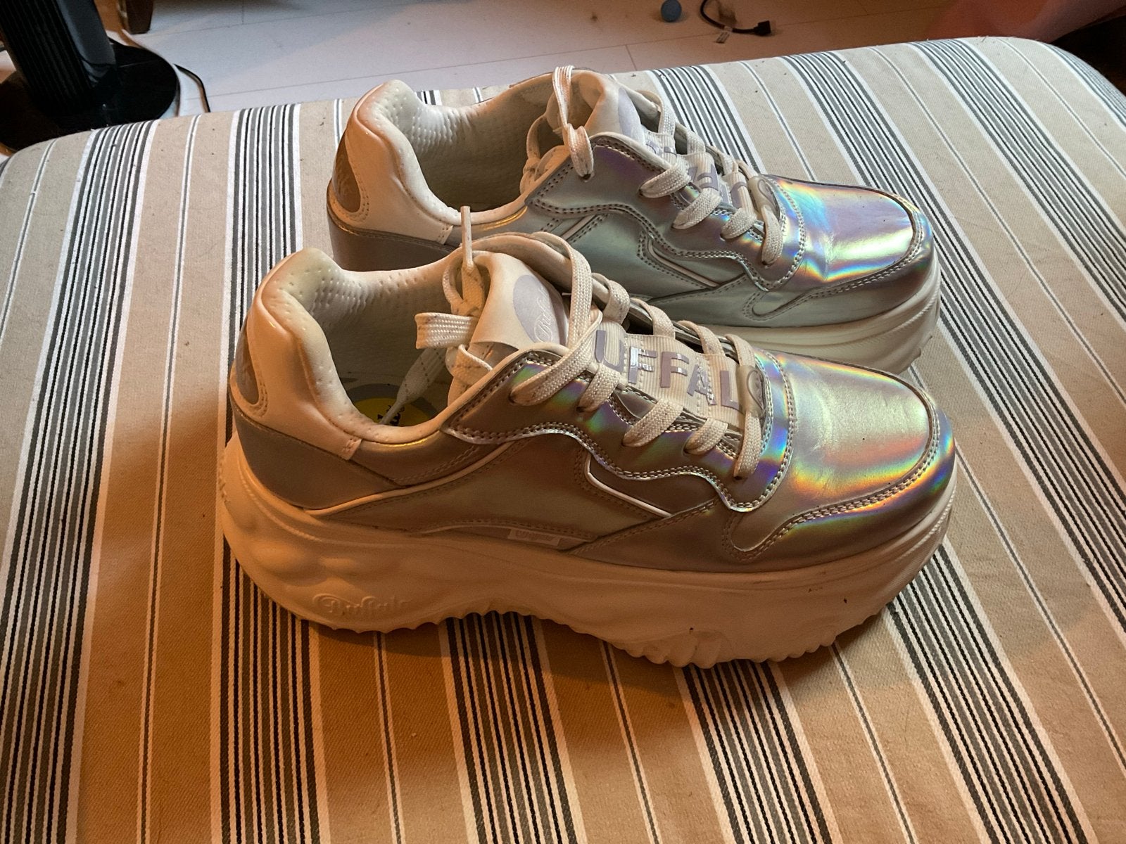 Buffalo London Holografische Sneakers 41, Overige kleuren, Ophalen of Verzenden, Sneakers of Gympen, Zo goed als nieuw