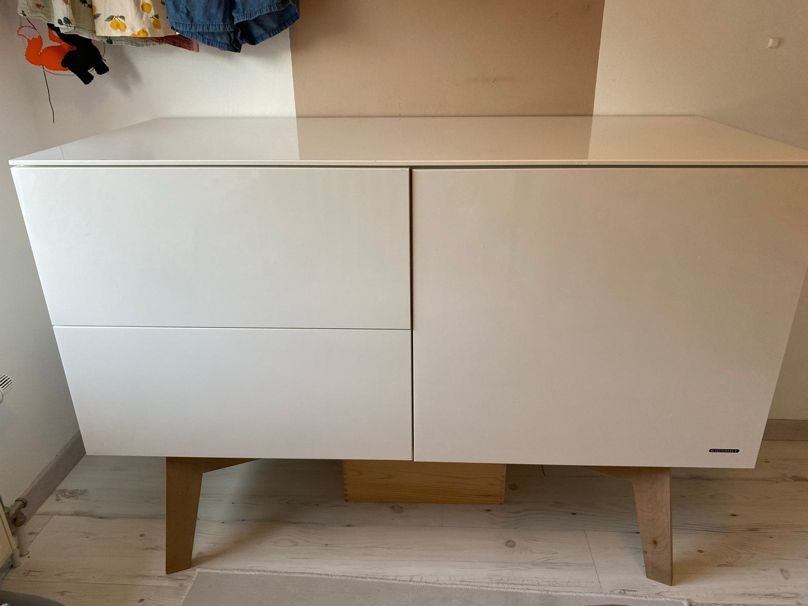 Kidsmill sixties Commode Wit met Houten Poten, Ophalen, Gebruikt, 50 tot 70 cm, 100 cm of meer