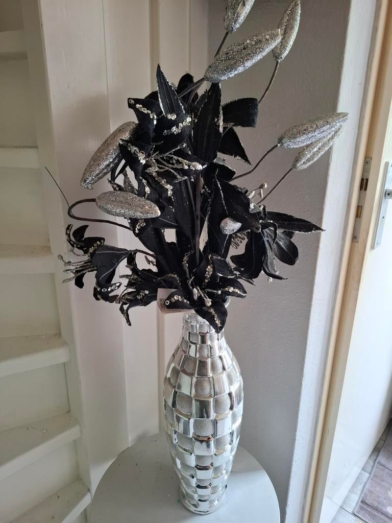 Zilverkleurige vaas met zwarte en zilveren kunstbloemen, Huis en Inrichting, Woonaccessoires | Vazen, Ophalen, Overige materialen