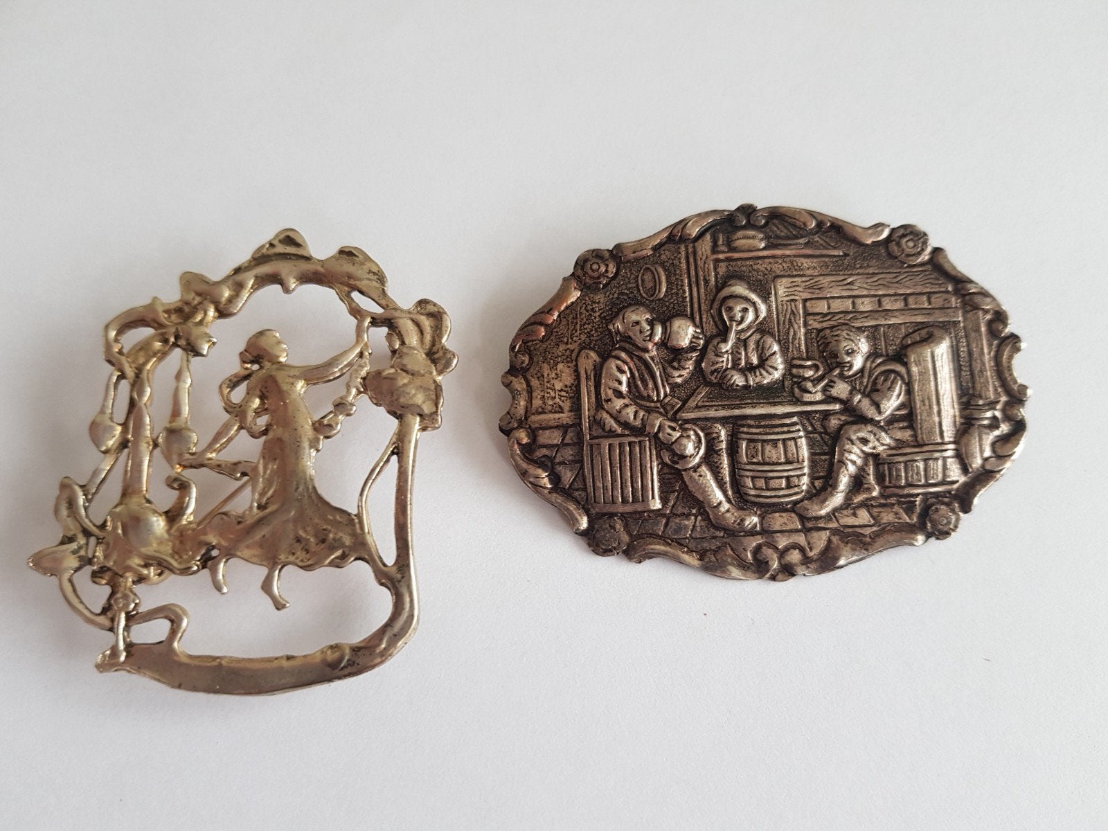 2 oude grote broches, Ophalen of Verzenden, Overige kleuren, Overige materialen