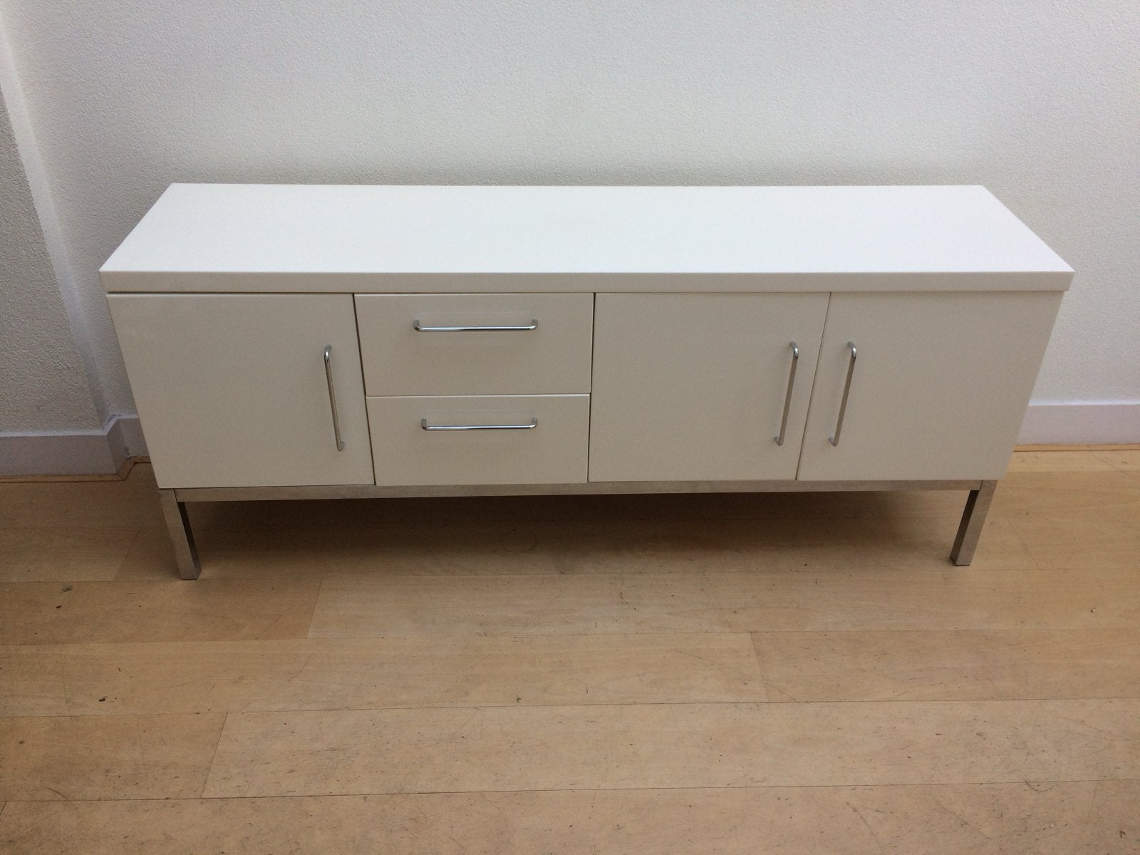 Strak wit dressoir met chromen onderstel en handgrepen, Gebruikt, 150 tot 200 cm, 25 tot 50 cm, Ophalen