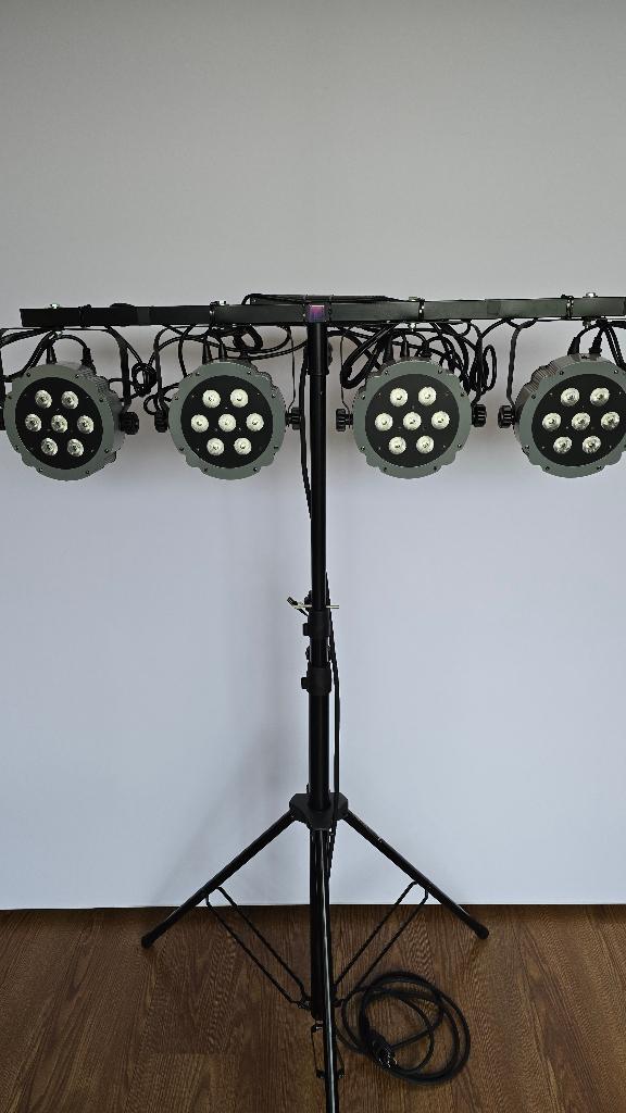 8x Showtec Compact Par 7 RGB LED spots + statief, Ophalen, Licht