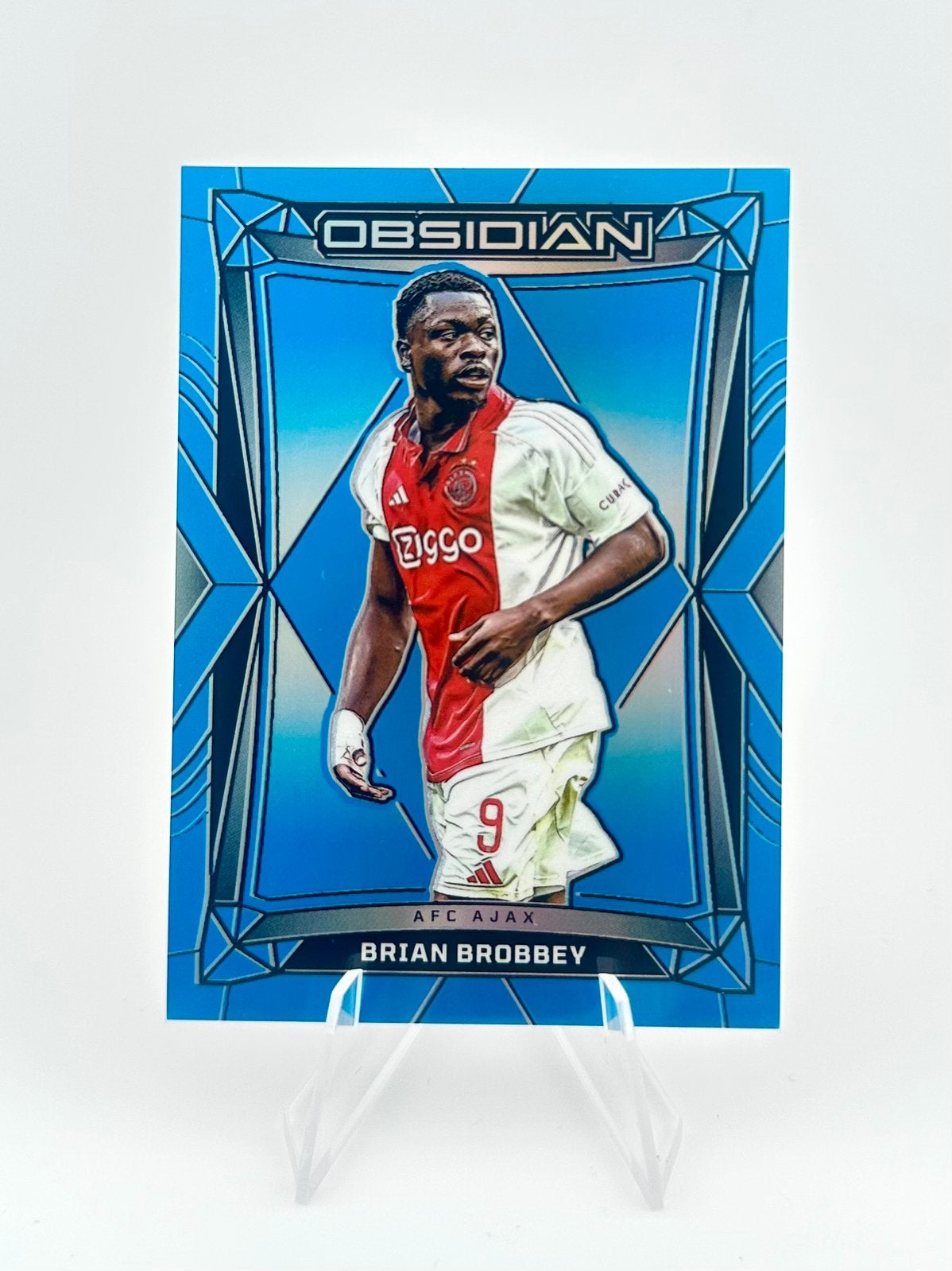 Brian Brobbey /15 Panini Obsidian Blue Ajax, Verzamelen, Ophalen of Verzenden, Zo goed als nieuw, Ajax, Poster, Plaatje of Sticker