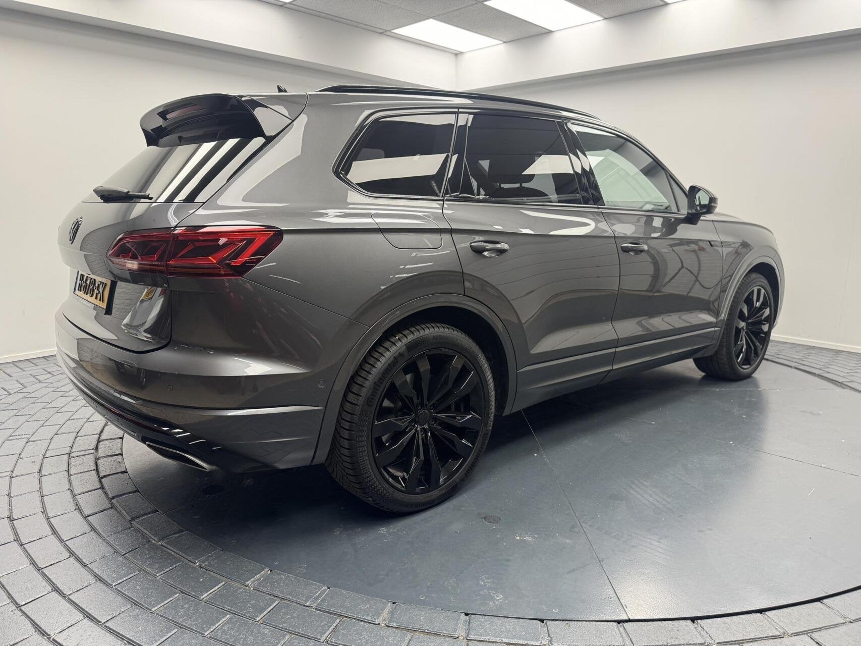 Volkswagen Touareg 3.0 TSi DSG R-Line 4Motion Navigatie-Pano, Auto's, Automaat, Gebruikt, 2995 cc, Met garantie (alle)