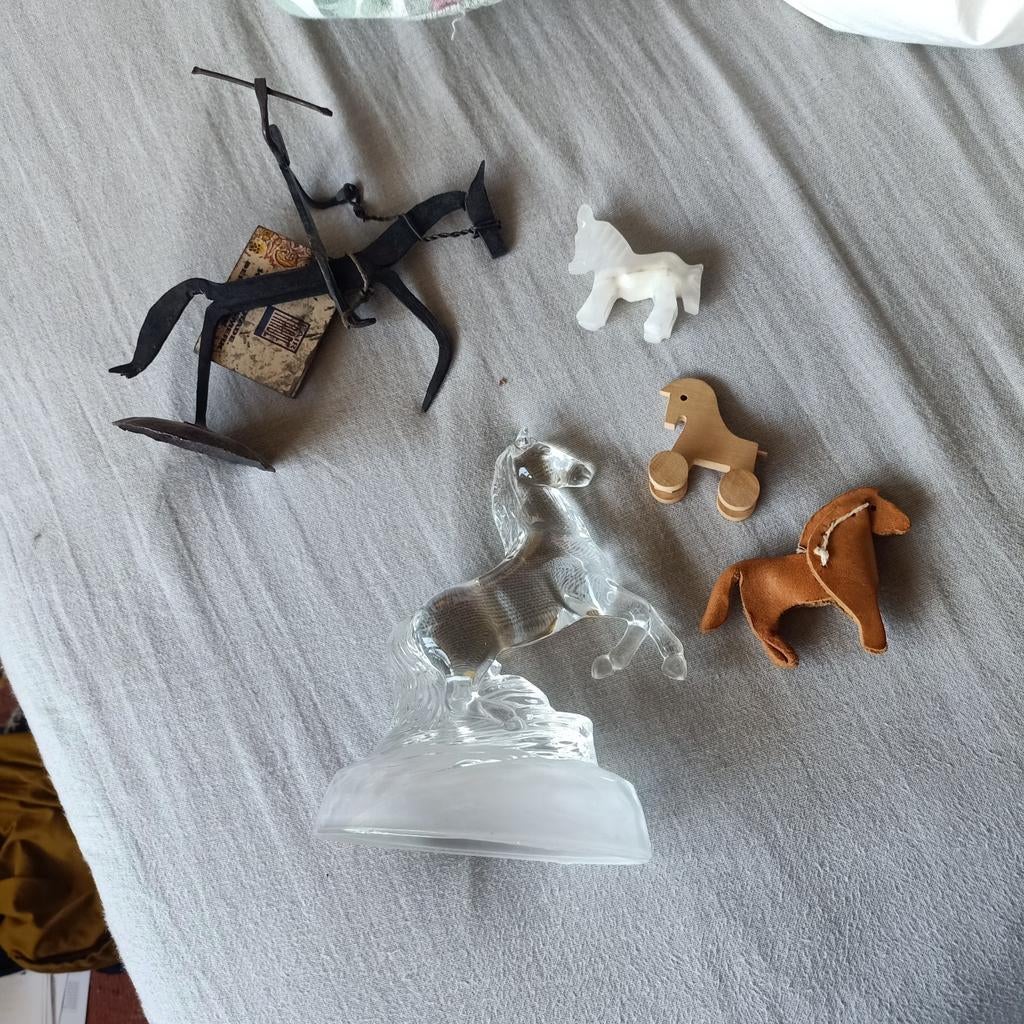 Diverse paardenbeeldjes en figuren, Ophalen