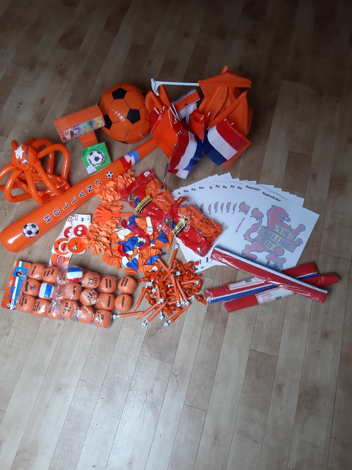 Oranje voetbal spullen., Ophalen, Oranje of Koningsdag