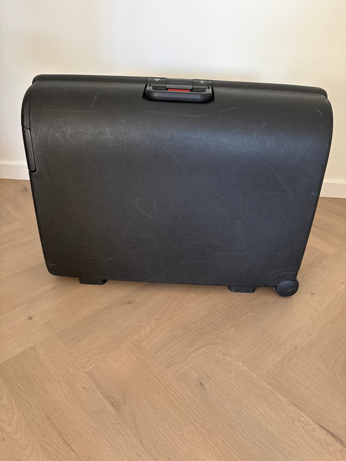 Carlton Koffer Zwart - Stevige Reiskoffer met Slot, Sieraden, Tassen en Uiterlijk, Koffers, 60 tot 70 cm, Gebruikt, Hard kunststof