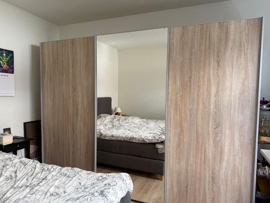 Kledingkast met zweefdeur en spiegel in licht eiken kleur, Huis en Inrichting, Kasten | Kledingkasten, Ophalen, Met deur(en), 200 cm of meer